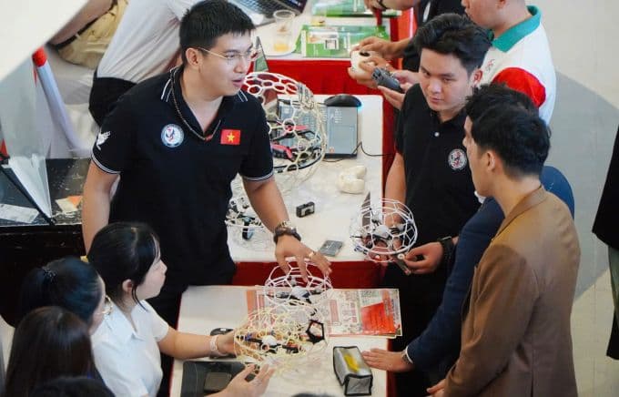 Các doanh nghiệp khởi nghiệp sáng tạo tại TP HCM trưng bày sản phẩm, thể hiện tiềm năng được hỗ trợ từ vốn mồi.