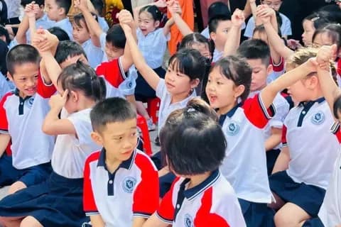 Các em học sinh vui vẻ tham gia hoạt động tập thể, tượng trưng cho môi trường giáo dục nhân văn và hỗ trợ mà Bộ GD&ĐT hướng tới.