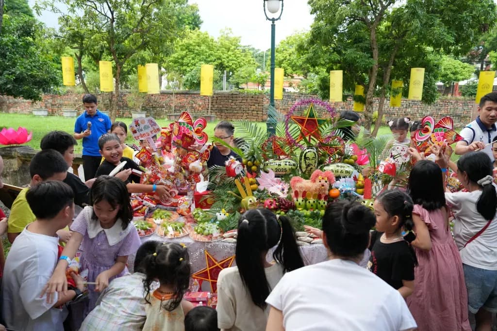 Các em nhỏ tham gia hoạt động làm đồ chơi truyền thống tại Bảo tàng Dân tộc học Việt Nam.