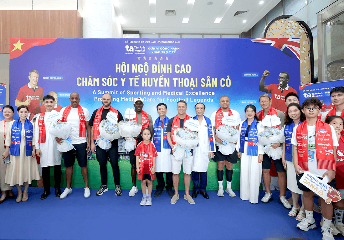 Các huyền thoại Man Utd và đội ngũ y bác sĩ Bệnh viện Tâm Anh trên sân khấu hội nghị chăm sóc sức khỏe