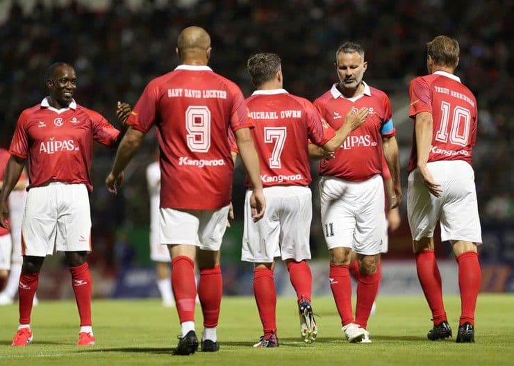 Các huyền thoại Manchester United trên sân cỏ, mang lại cảm hứng cho bóng đá Việt Nam.