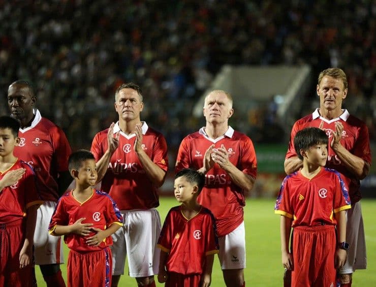 Các huyền thoại Manchester United và cầu thủ nhí trước trận đấu giao hữu tại Việt Nam.