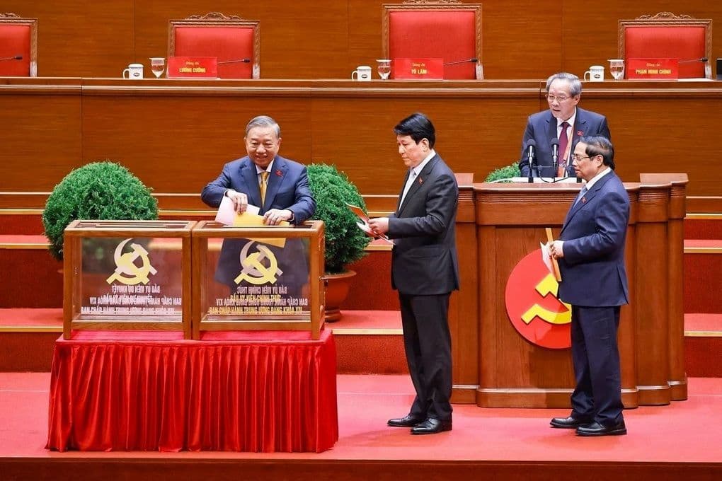 Các đại biểu bỏ phiếu bầu Ban Chấp hành Trung ương khóa XIV tại Hội nghị