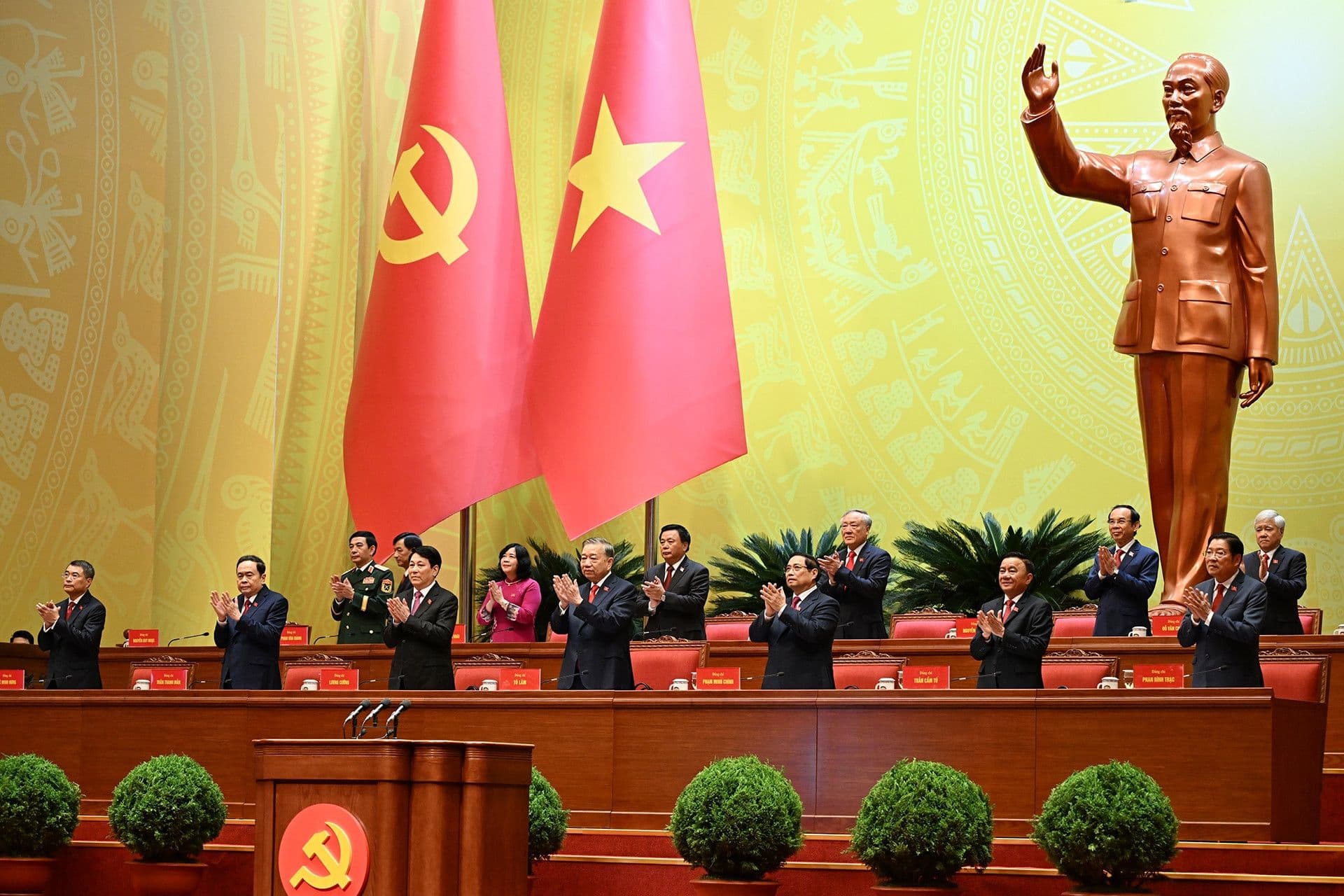 Các đại biểu bỏ phiếu tại Đại hội Đảng XIV, nơi thông qua các nghị quyết và văn kiện chiến lược định hình tương lai đất nước.