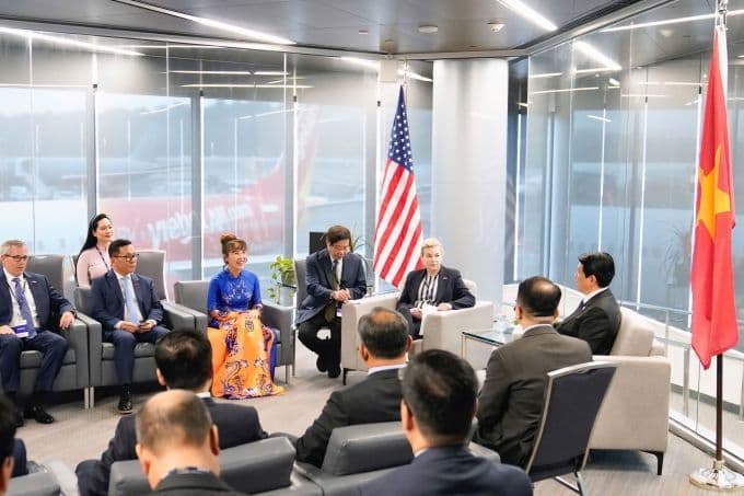 Các đại biểu cấp cao Việt Nam và Mỹ tại trụ sở Boeing, thể hiện khát vọng đưa Việt Nam lên bản đồ hàng không toàn cầu.