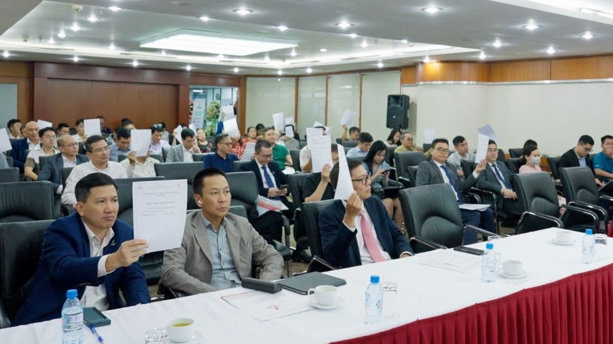 Các đại biểu giơ tay biểu quyết tại hội nghị, tượng trưng cho việc thiết lập các chuẩn mực và quy trình kỷ luật.