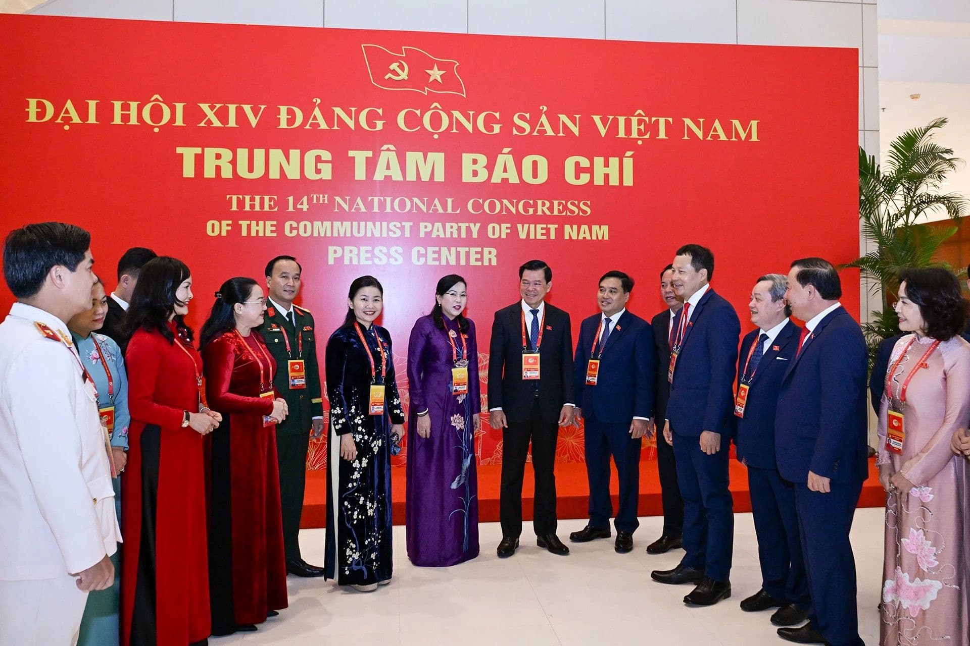 Các đại biểu Đại hội XIV đang xem xét các văn kiện quan trọng trong hội trường.