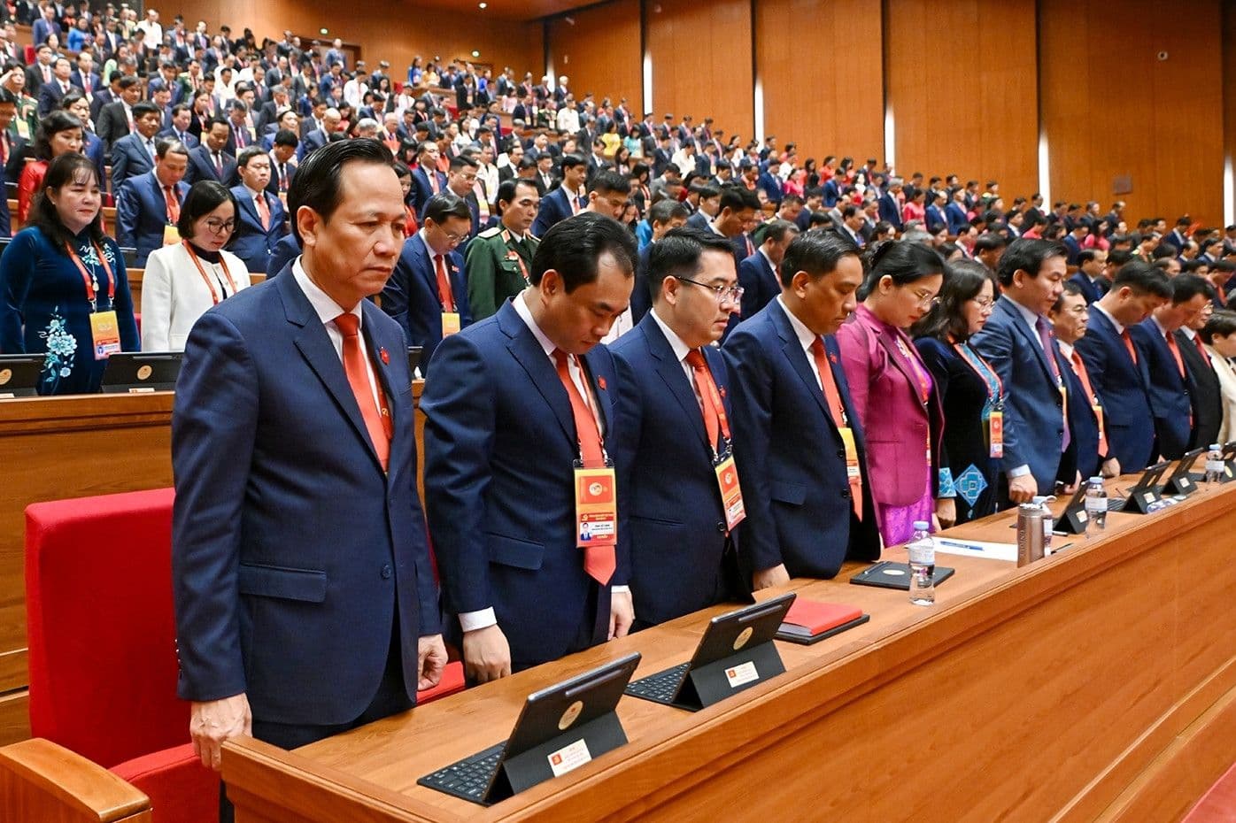 Các đại biểu Đại hội XIV mặc niệm tưởng nhớ cố Tổng Bí thư Nguyễn Phú Trọng, thể hiện sự đồng lòng và đoàn kết