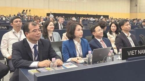 Các đại biểu tham dự hội nghị, tượng trưng cho các cuộc họp và hoạch định chiến lược phát triển bền vững của Hà Nội.