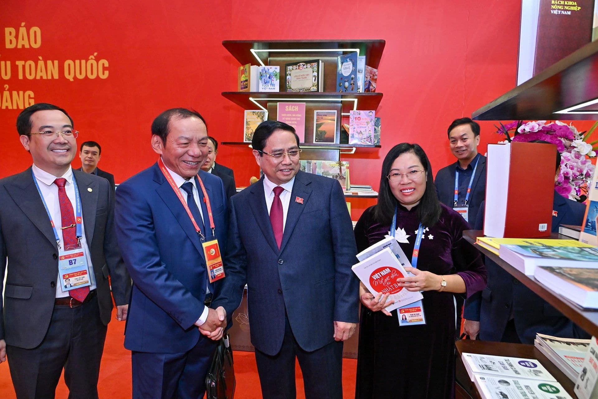 Các đại biểu trao đổi, thảo luận về những thách thức và cơ hội phát triển đất nước tại Đại hội XIV.