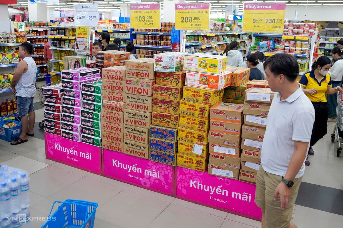 Các kệ hàng siêu thị Đà Nẵng chất đầy mì tôm và thực phẩm khô, phản ánh thói quen tích trữ của người dân trước mùa bão lũ.