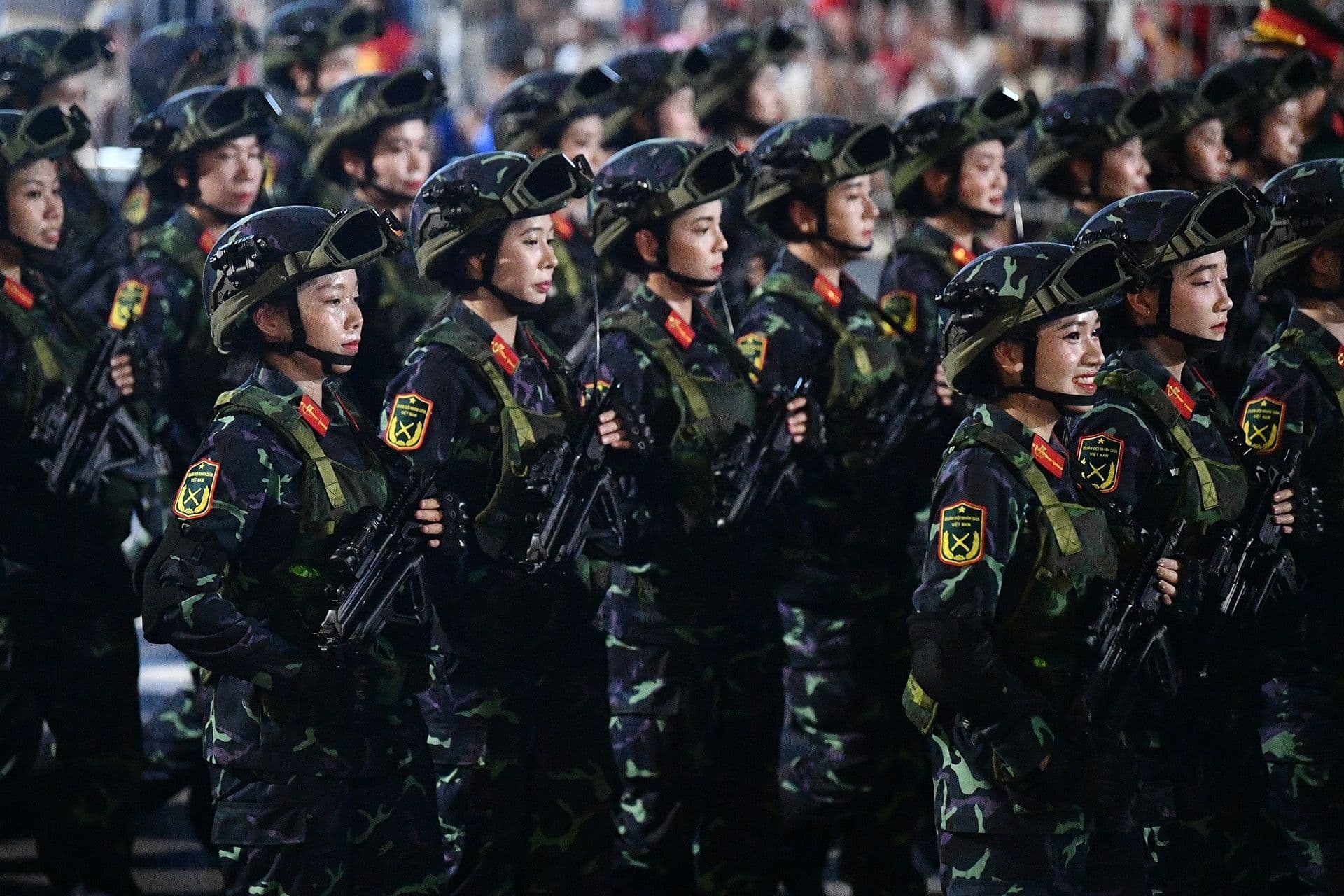 Các khối diễu binh uy nghiêm diễu hành trên đường phố Hà Nội, thu hút sự chú ý của người dân.
