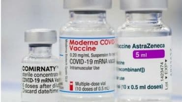 Các lọ vắc xin COVID-19, bao gồm AstraZeneca, minh họa cho những tranh cãi về tác dụng phụ.