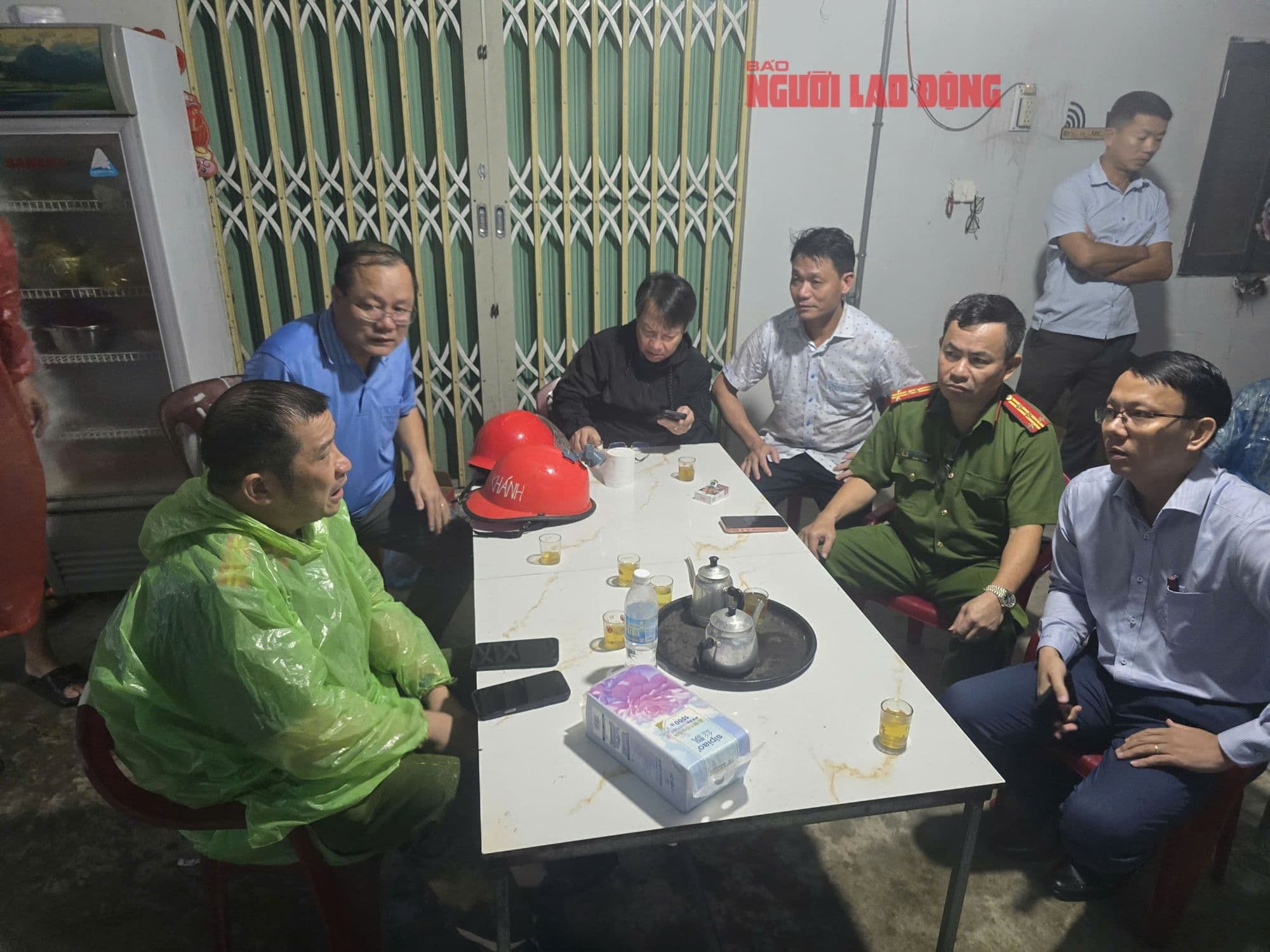 Các lực lượng chức năng kiểm tra hiện trường sạt lở và đánh giá nguy cơ trên đèo Khánh Lê.