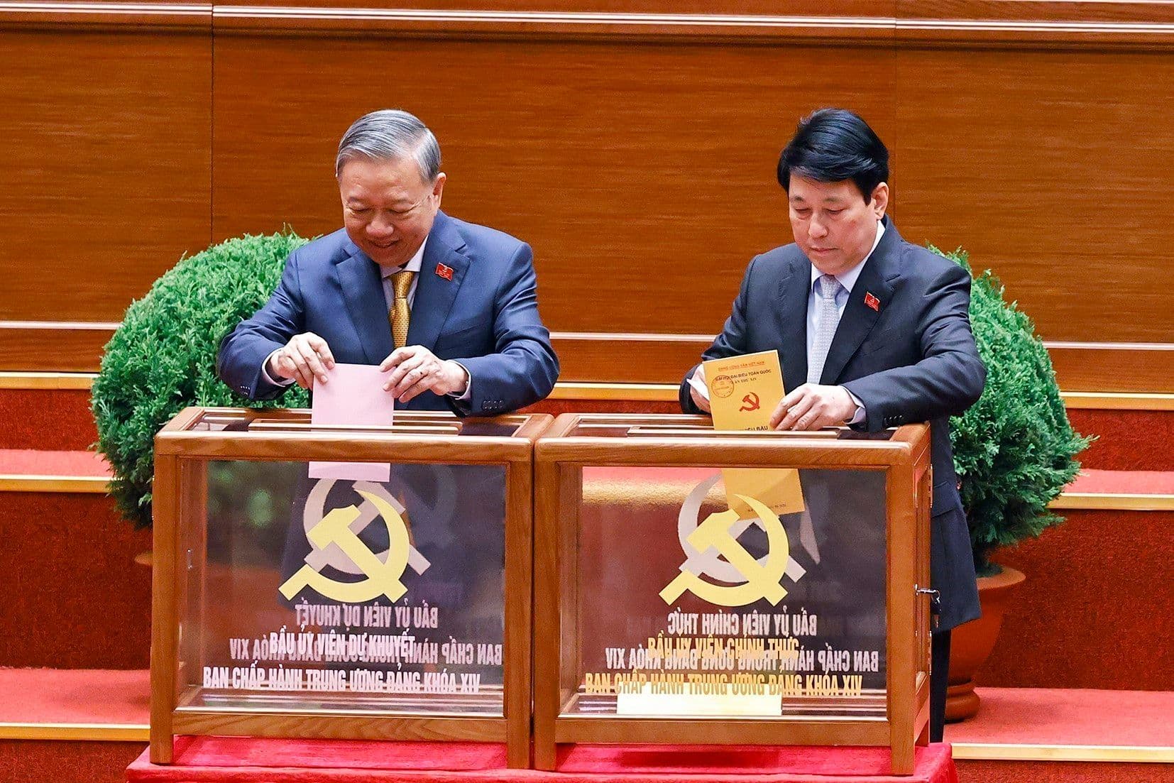 Các lãnh đạo cấp cao bỏ phiếu bầu Ủy viên Trung ương khóa XIV tại Đại hội Đảng