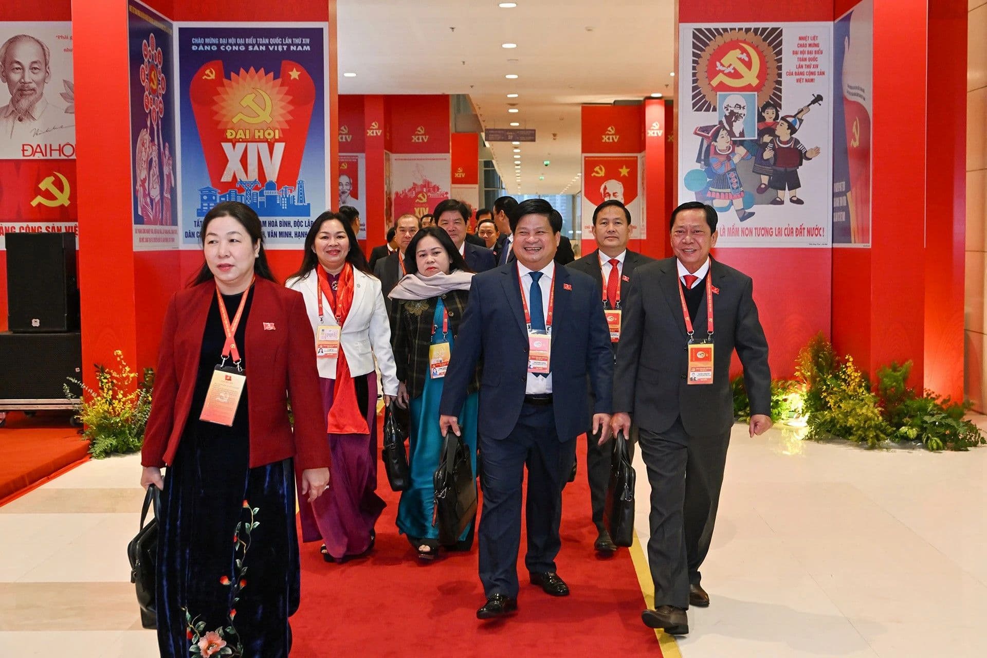 Các lãnh đạo cấp cao bỏ phiếu tại Đại hội Đảng, minh họa quá trình bầu cử nhân sự quan trọng của Ban Chấp hành Trung ương.