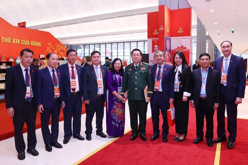 Các lãnh đạo cấp cao, bao gồm Chủ tịch Quốc hội Trần Thanh Mẫn, tại không gian trưng bày sách báo, thể hiện sự đồng lòng trong hoạch định chính sách dựa trên tri thức