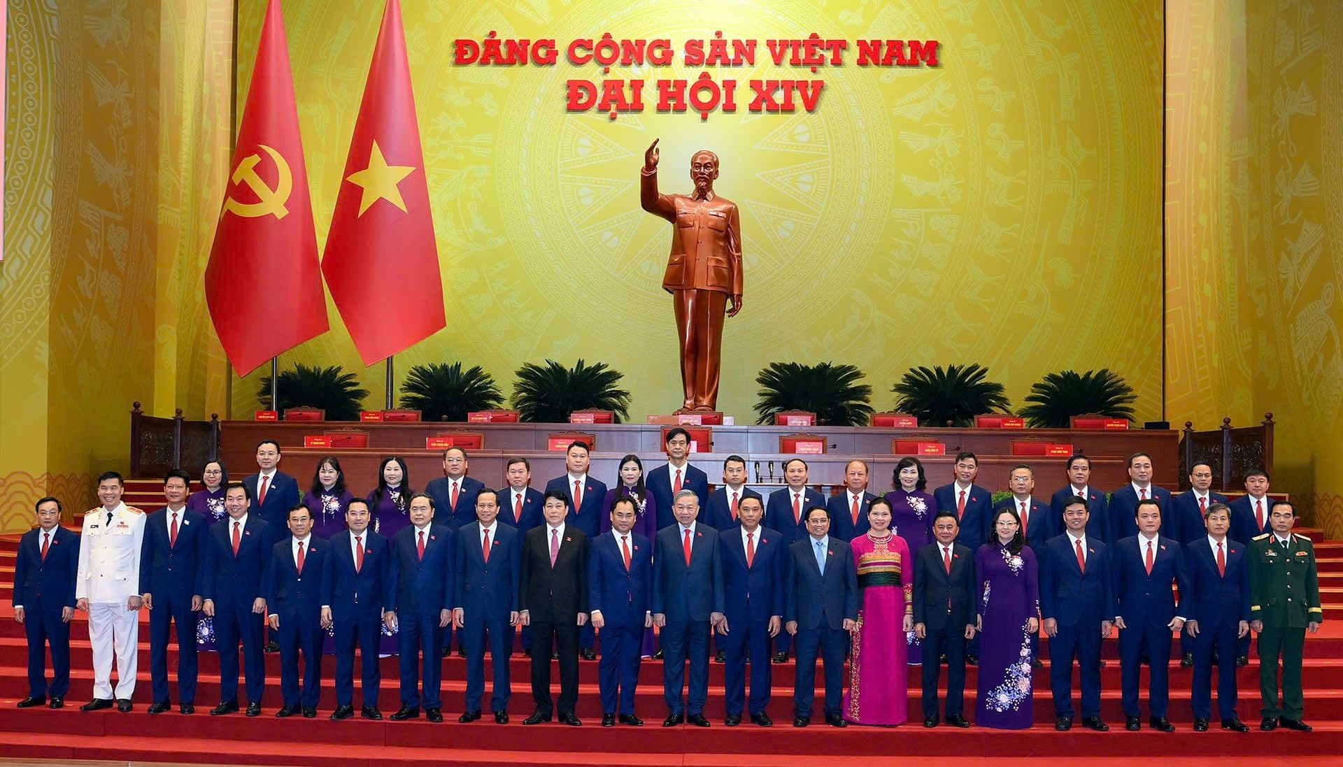 Các lãnh đạo cấp cao của Đảng Cộng sản Việt Nam chụp ảnh tại Đại hội XIV, thể hiện sự đoàn kết và định hướng phát triển