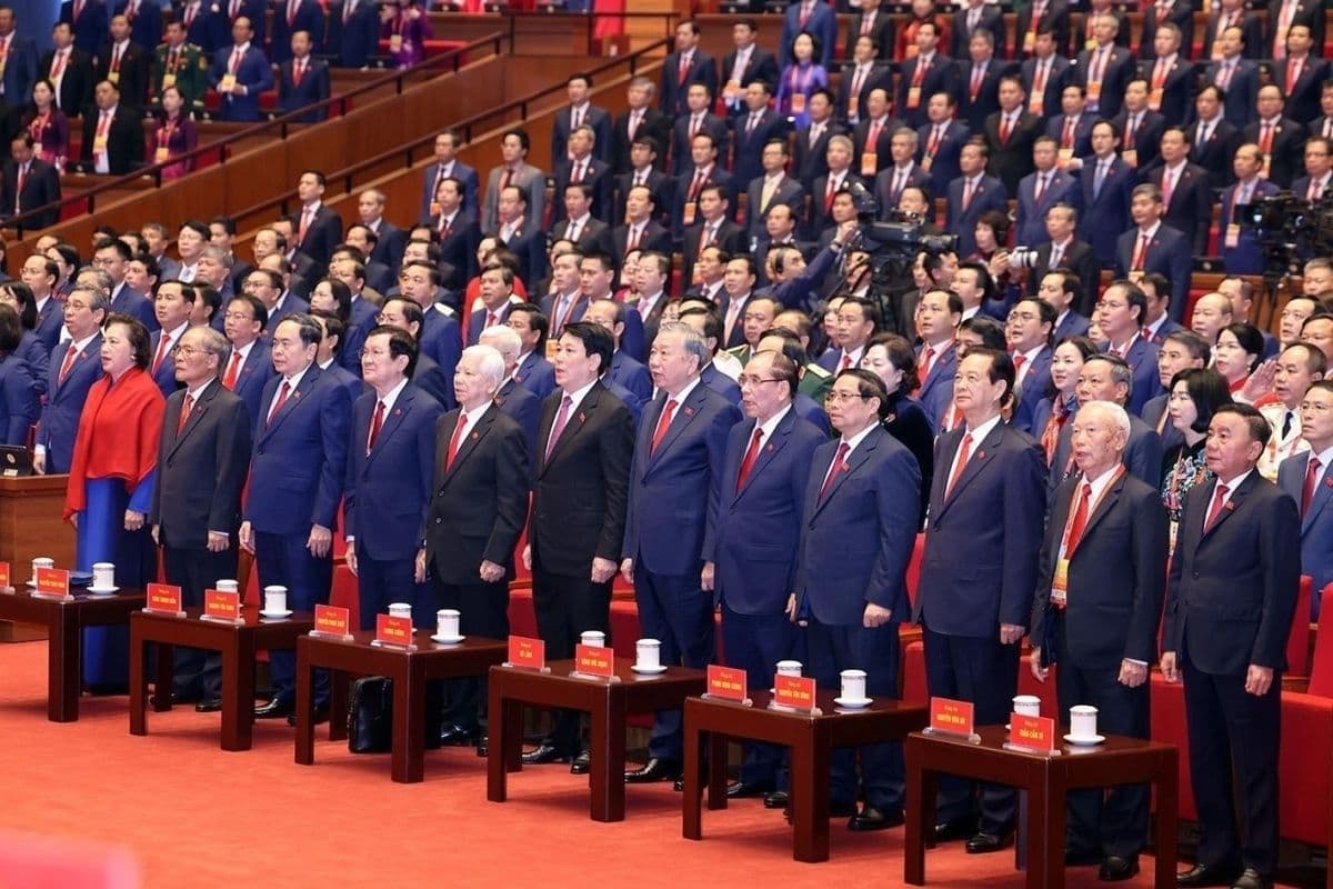 Các lãnh đạo cấp cao của Đảng và Nhà nước Việt Nam đứng trang nghiêm tại Đại hội XIV.