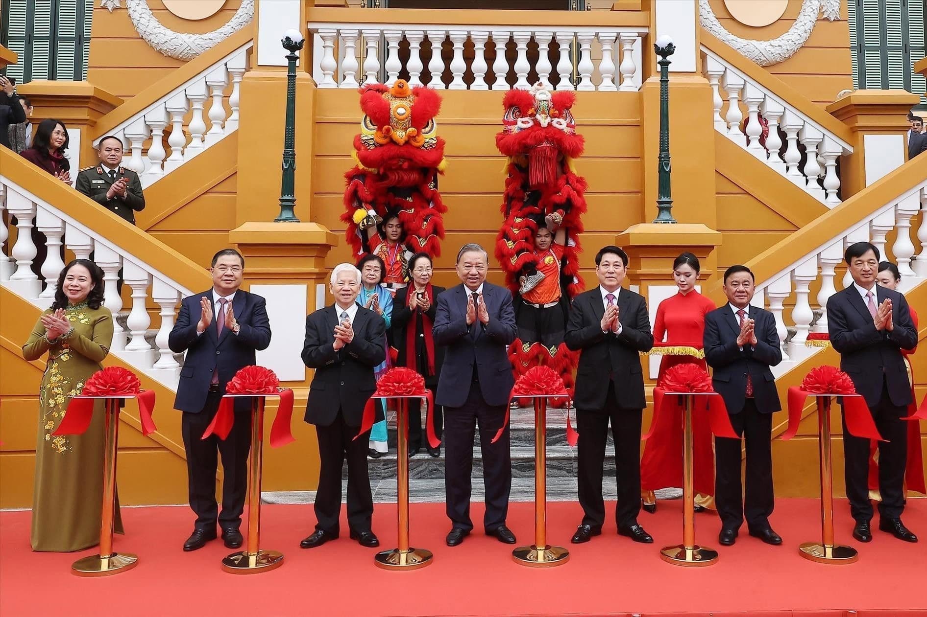 Các lãnh đạo cấp cao của Đảng và Nhà nước Việt Nam tham dự lễ khánh thành, tượng trưng cho tầm nhìn chiến lược và sự ủng hộ đối với các công trình văn hóa lịch sử.