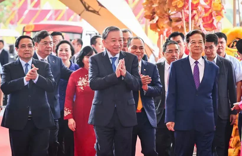 Các lãnh đạo cấp cao của Việt Nam, bao gồm Tổng Bí thư và Thủ tướng, tham dự lễ khánh thành, thể hiện niềm tự hào quốc gia về công trình biểu tượng.