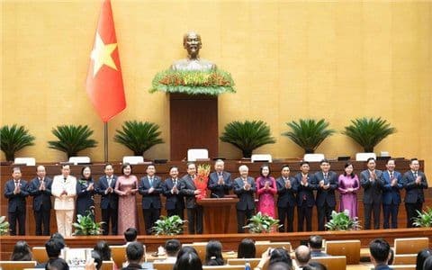 Các lãnh đạo cấp cao của Việt Nam tại Quốc hội, thể hiện sự đồng lòng trong định hình tầm nhìn và vượt qua thách thức quốc gia.