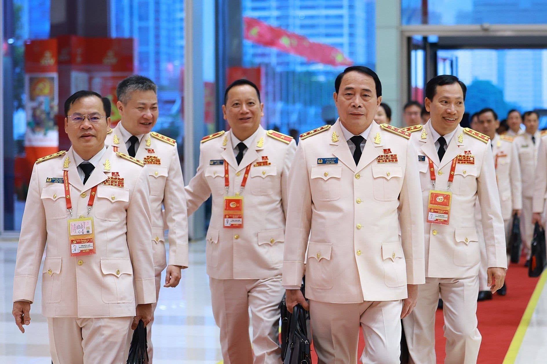 Các lãnh đạo cấp cao vỗ tay tại phiên họp Đại hội Đảng, tượng trưng cho sự đồng thuận trong việc định hình và thực thi các quyết sách chiến lược.