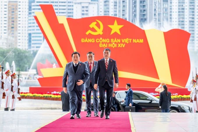 Các lãnh đạo Đảng Cộng sản Việt Nam tại Đại hội XIV, với biểu ngữ Đại hội phía sau, tượng trưng cho sự kiện chính trị quan trọng.