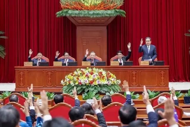 Các lãnh đạo Đảng giơ tay biểu quyết, thể hiện sức mạnh đồng thuận trong việc đưa ra các quyết sách quan trọng.