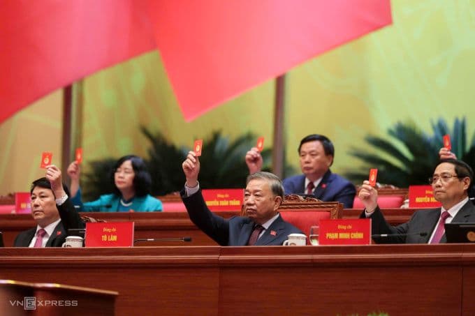 Các lãnh đạo Đảng và Nhà nước bỏ phiếu bầu Đoàn Chủ tịch tại Đại hội XIV