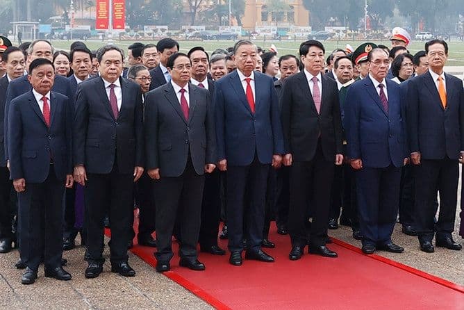 Các lãnh đạo Đảng và Nhà nước Việt Nam trang trọng viếng Chủ tịch Hồ Chí Minh, thể hiện sự tôn kính lịch sử và truyền thống cách mạng của Đảng Cộng sản Việt Nam.