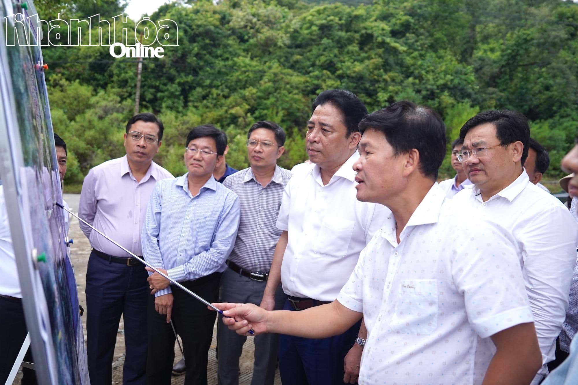 Các lãnh đạo tỉnh Khánh Hòa xem xét bản đồ quy hoạch phát triển khu vực sân bay Cam Ranh và đường ven biển.