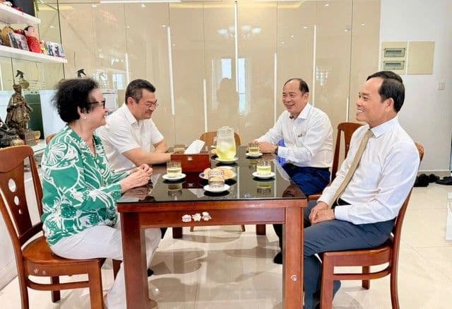 Các lãnh đạo và cán bộ y tế thảo luận về các giải pháp phát triển ngành y tế.