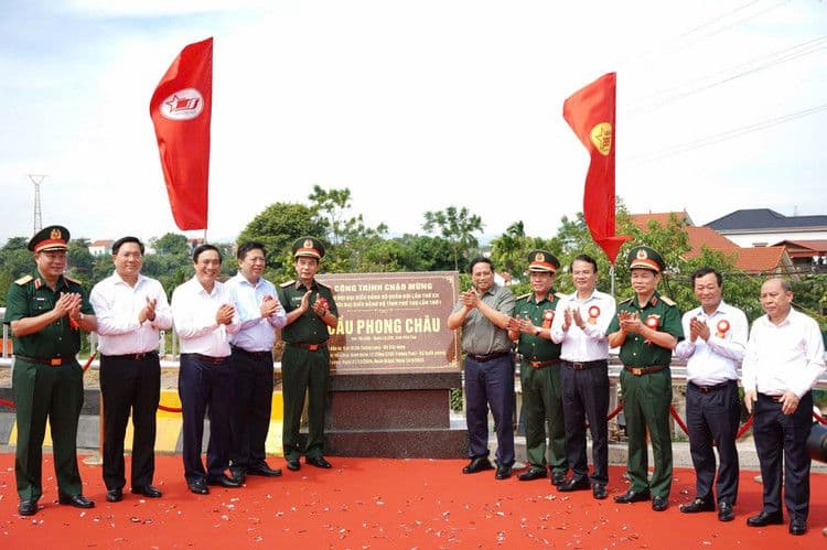 Các lãnh đạo và quân đội tại lễ hoàn thành cầu Phong Châu mới, minh chứng cho tinh thần 'thần tốc' và khả năng kiến tạo.