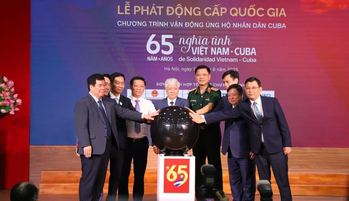 Các lãnh đạo Việt Nam phát động Chương trình '65 năm nghĩa tình Việt Nam - Cuba'.