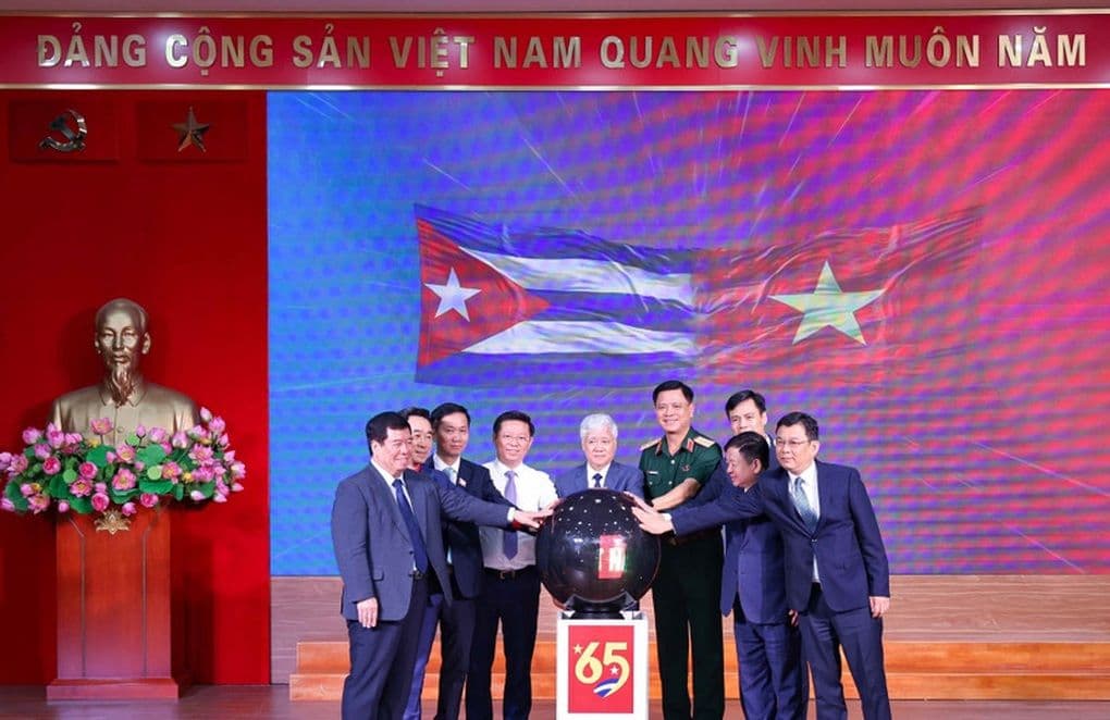 Các lãnh đạo Việt Nam và Cuba tại sự kiện kỷ niệm tình hữu nghị, với cờ hai nước và tượng Chủ tịch Hồ Chí Minh.