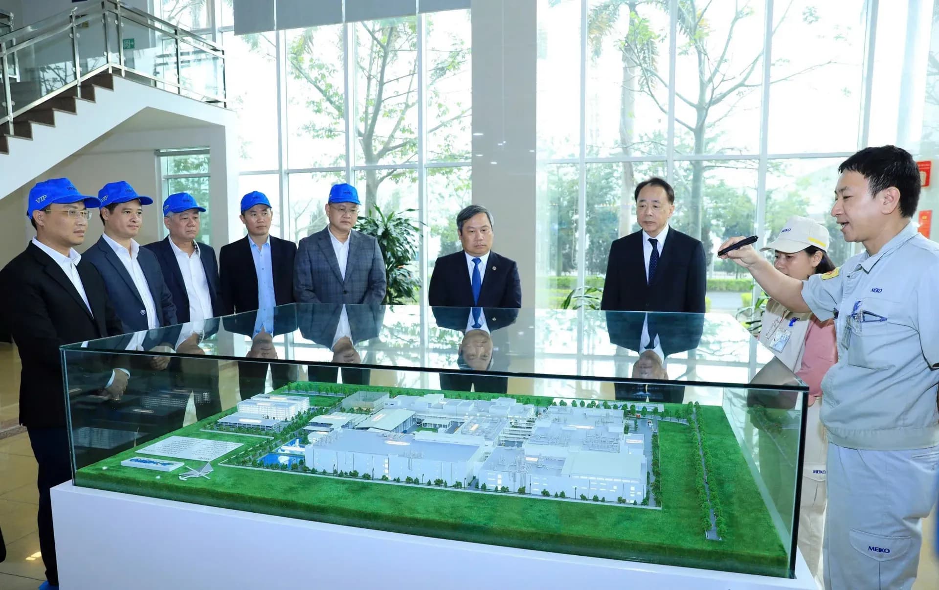 Các lãnh đạo xem mô hình dự án, minh họa tầm nhìn chiến lược cho Thủ đô phồn vinh