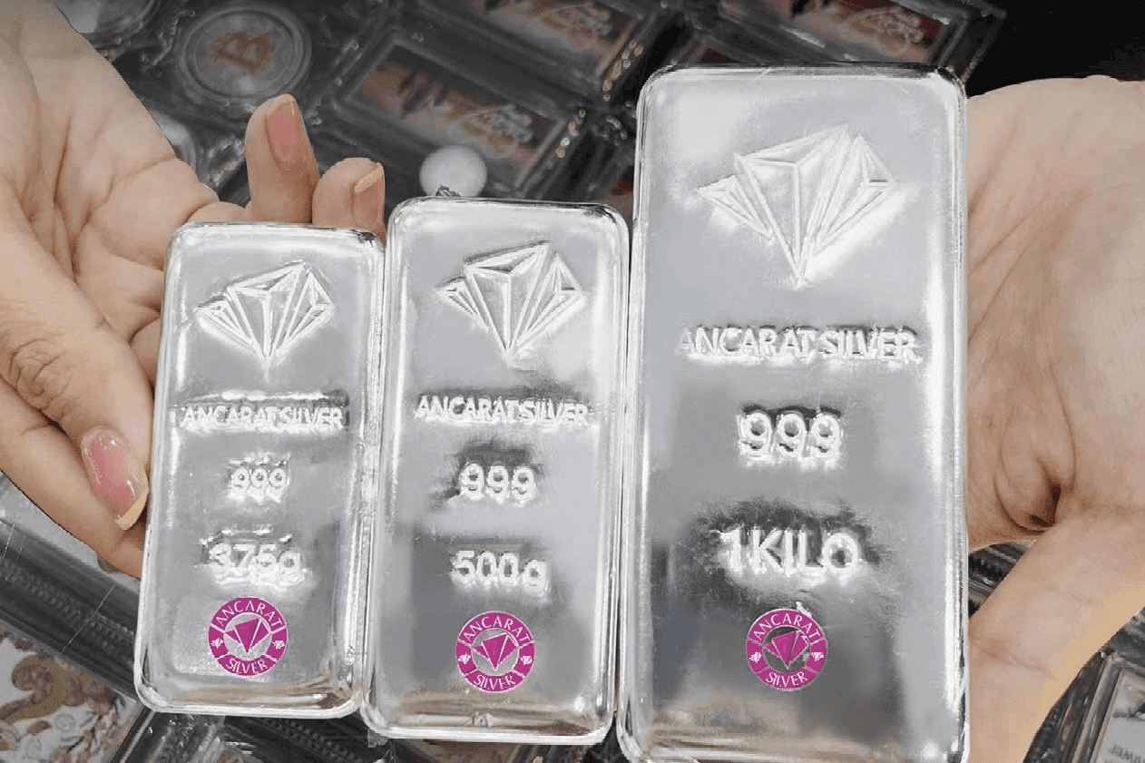 Các loại bạc thỏi Ancarat 999, minh họa sản phẩm bạc nội địa với giá chênh lệch so với thế giới.