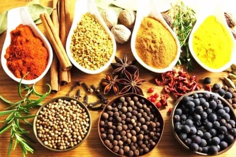 Các loại gia vị, bao gồm hạt tiêu, minh họa tác động lan rộng của thuế quan Mỹ.