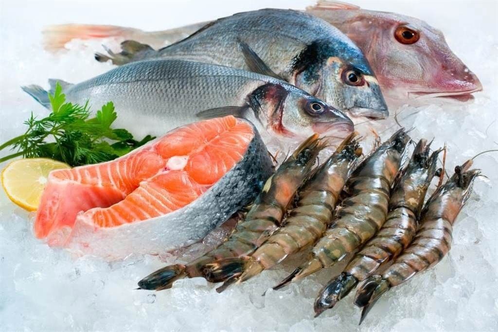Các loại hải sản tươi sống trên đá, nguồn protein dồi dào nhưng cần kiểm soát lượng tiêu thụ để tránh gây áp lực lên thận.