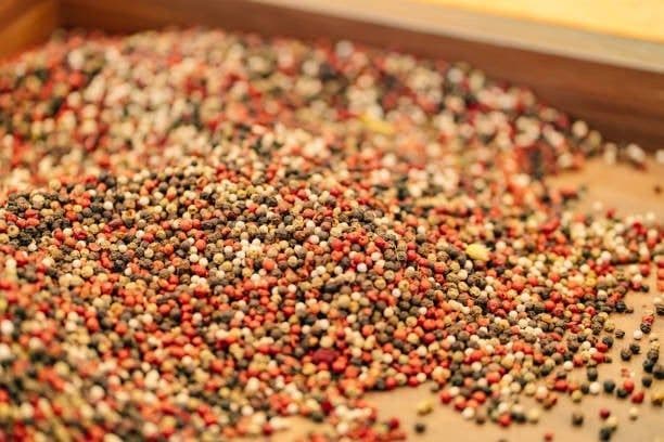 Các loại hạt tiêu khô nhiều màu sắc, tượng trưng cho việc đa dạng hóa và nâng cao giá trị sản phẩm