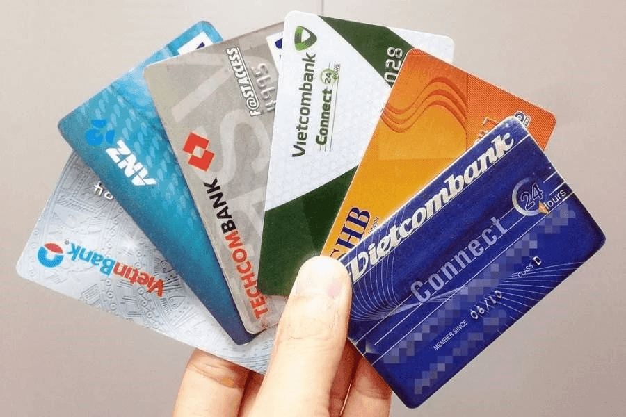 Các loại thẻ ngân hàng, đại diện cho các công cụ tài chính cần được sử dụng thận trọng trong kỷ nguyên số