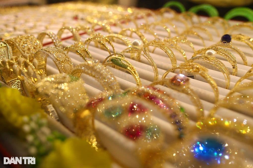 Các loại vàng miếng và vàng nhẫn được trưng bày, phản ánh sự biến động của thị trường vàng Việt Nam dưới tác động chính sách.