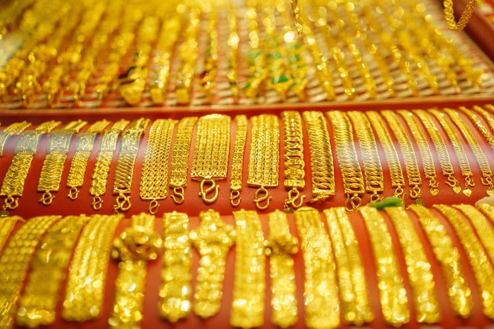 Các loại vàng miếng và vàng trang sức được trưng bày tại cửa hàng vàng ở Việt Nam.