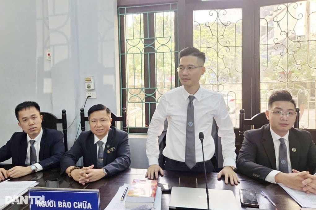 Các luật sư bào chữa miễn phí cho Thái Khắc Thành tại phiên tòa.