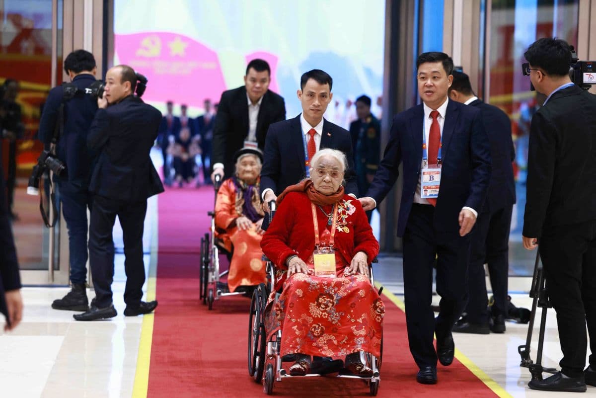 Các Mẹ Việt Nam anh hùng được hộ tống trên thảm đỏ tại Đại hội XIV.