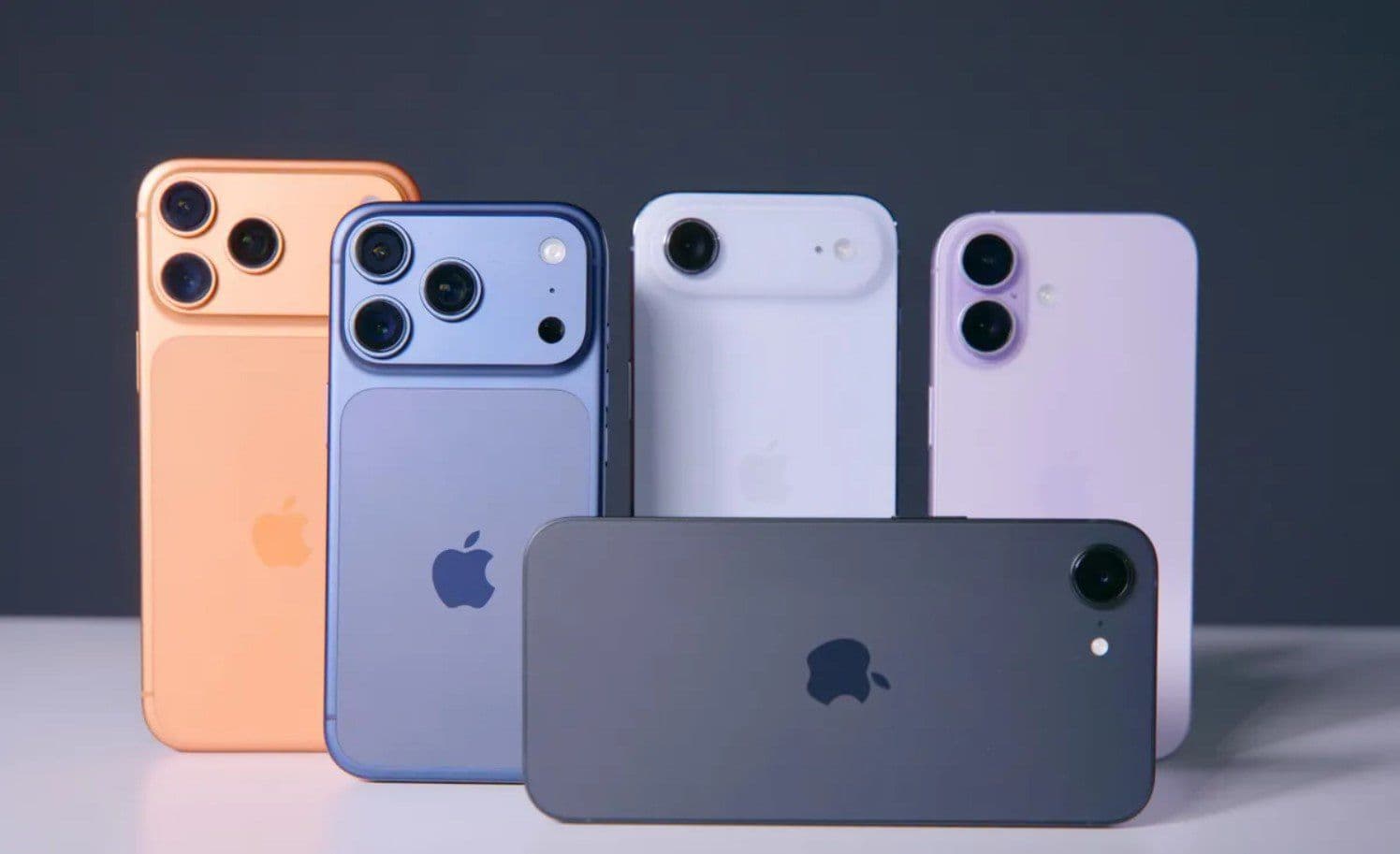 Các mẫu iPhone với thiết kế màn hình và camera khác nhau, minh họa sự phát triển của dòng sản phẩm.