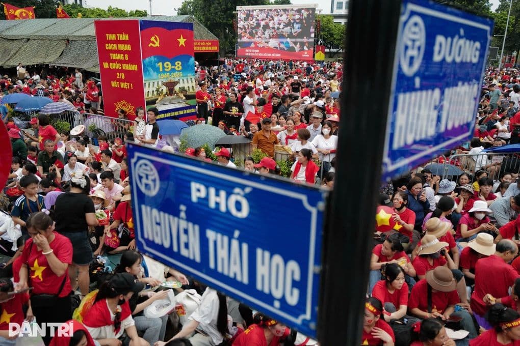 Các nữ quân nhân trong đội hình diễu binh tổng duyệt trên đường phố Hà Nội, tạo không khí trang nghiêm trước Đại lễ.