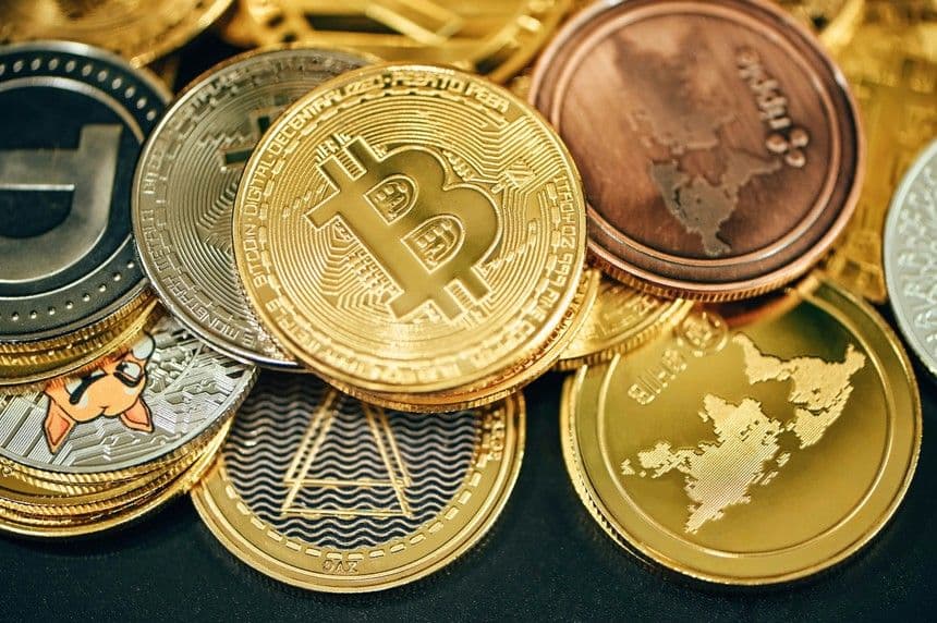 Các đồng tiền mã hóa như Bitcoin, Ethereum và các altcoin khác, tượng trưng cho thị trường tiền số và tài chính kỹ thuật số