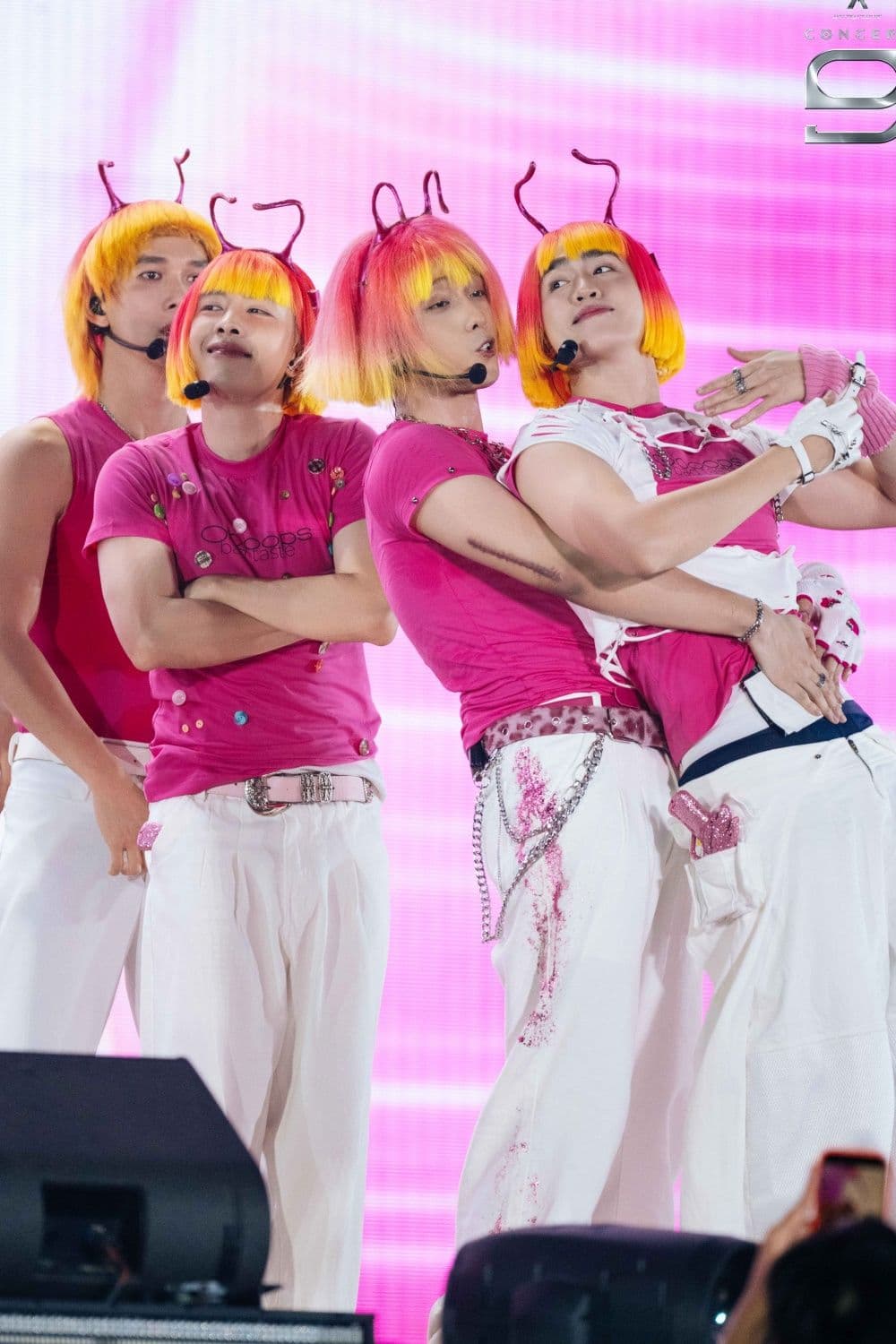 Các nghệ sĩ Anh Trai Say Hi giả gái trong tiết mục "Cách yêu đúng điệu", thể hiện sự sáng tạo và ảnh hưởng phong cách của chương trình.